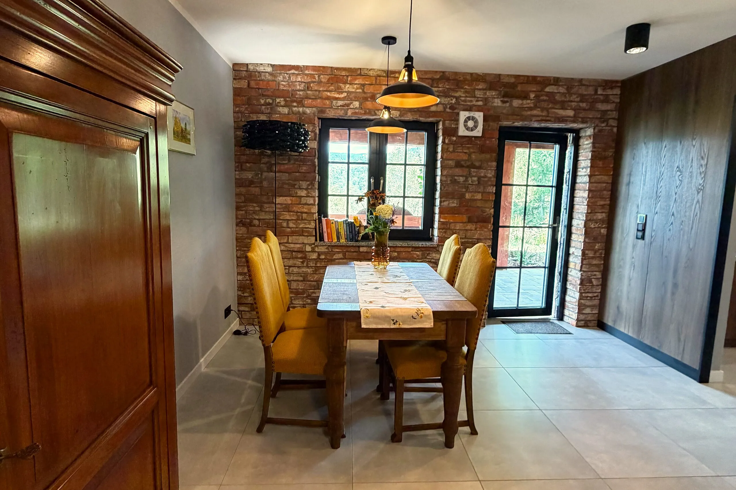 Apartament 3 – stół z krzesłami w jadalni
