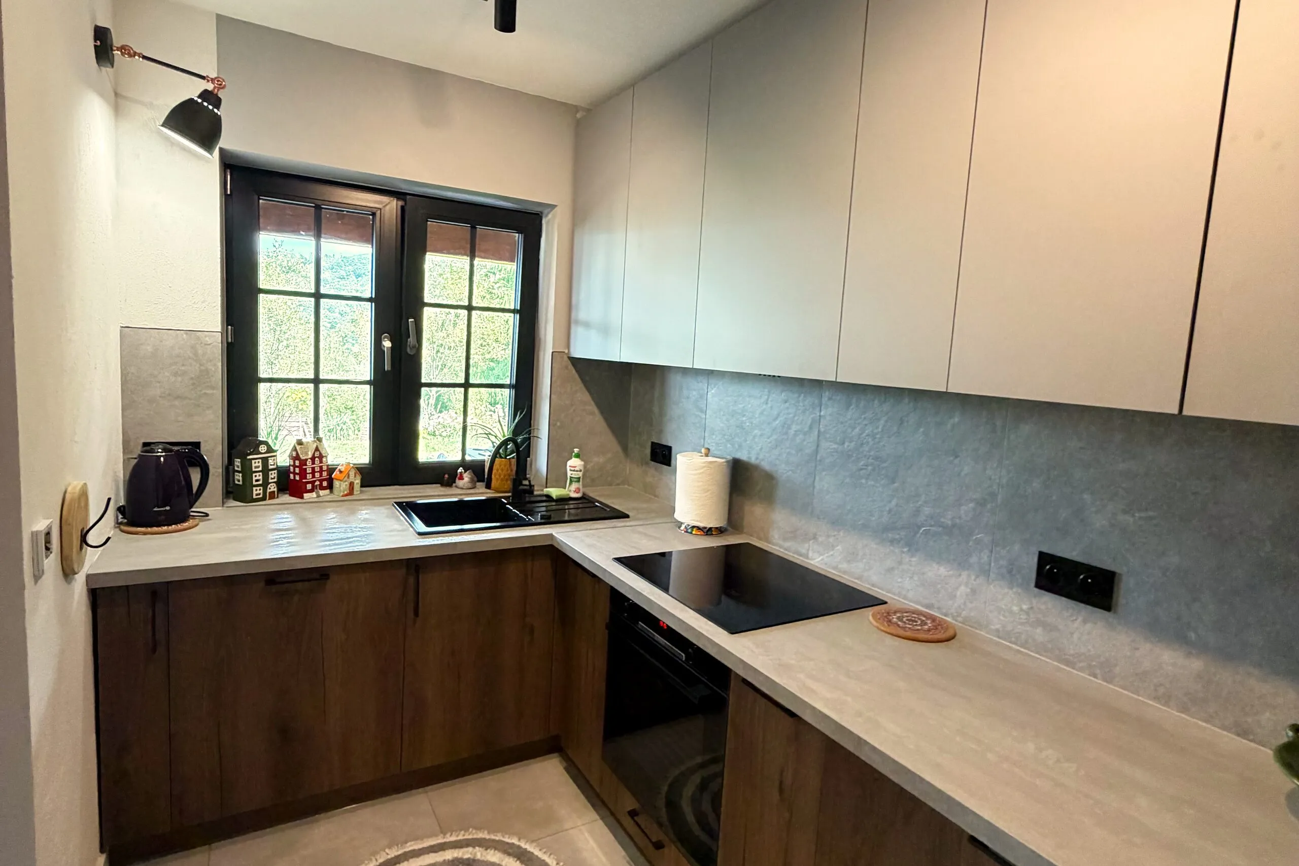 Apartament 3 – kuchnia przy oknie