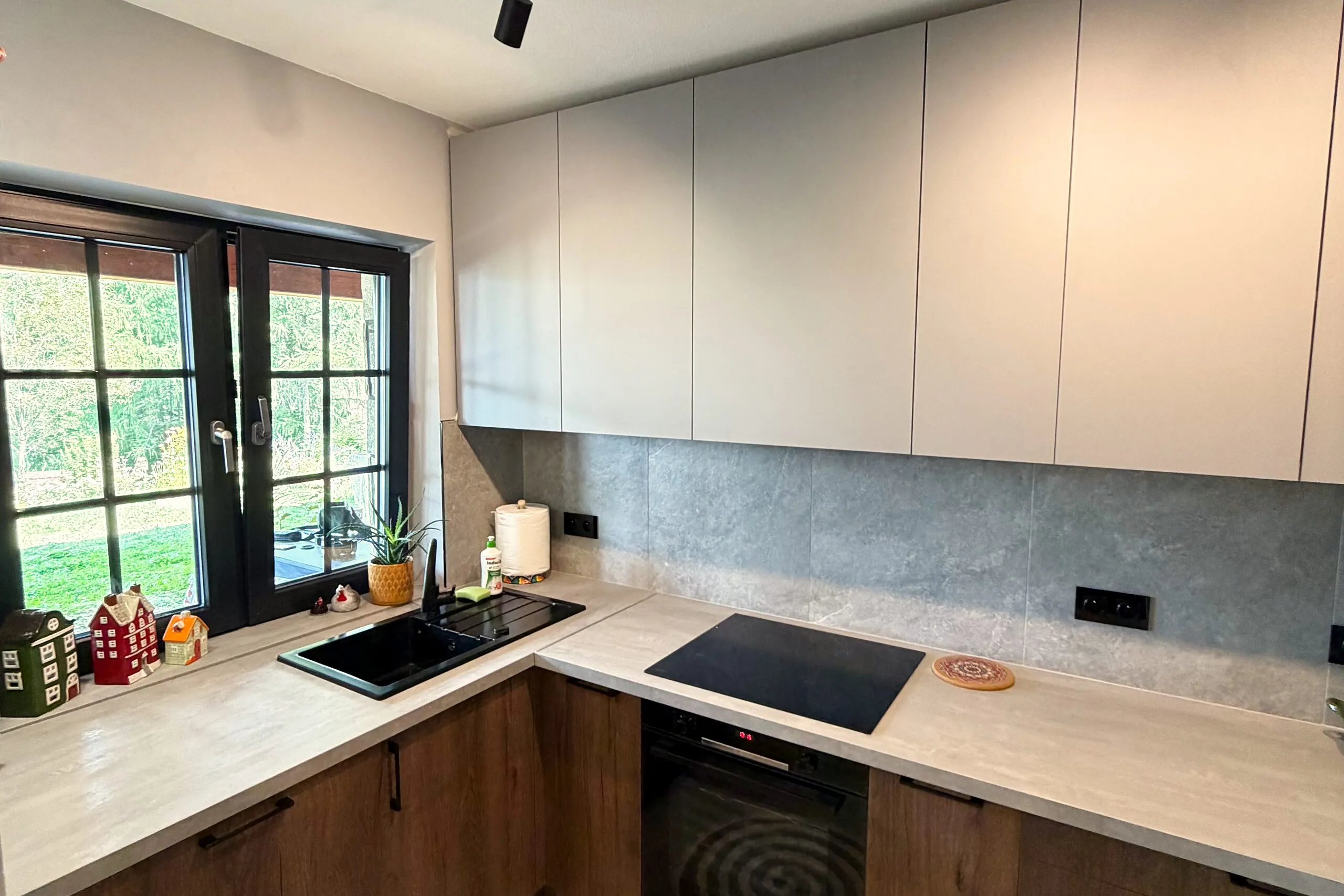 Apartament 3 – kuchnia z płytą i piekarnikiem