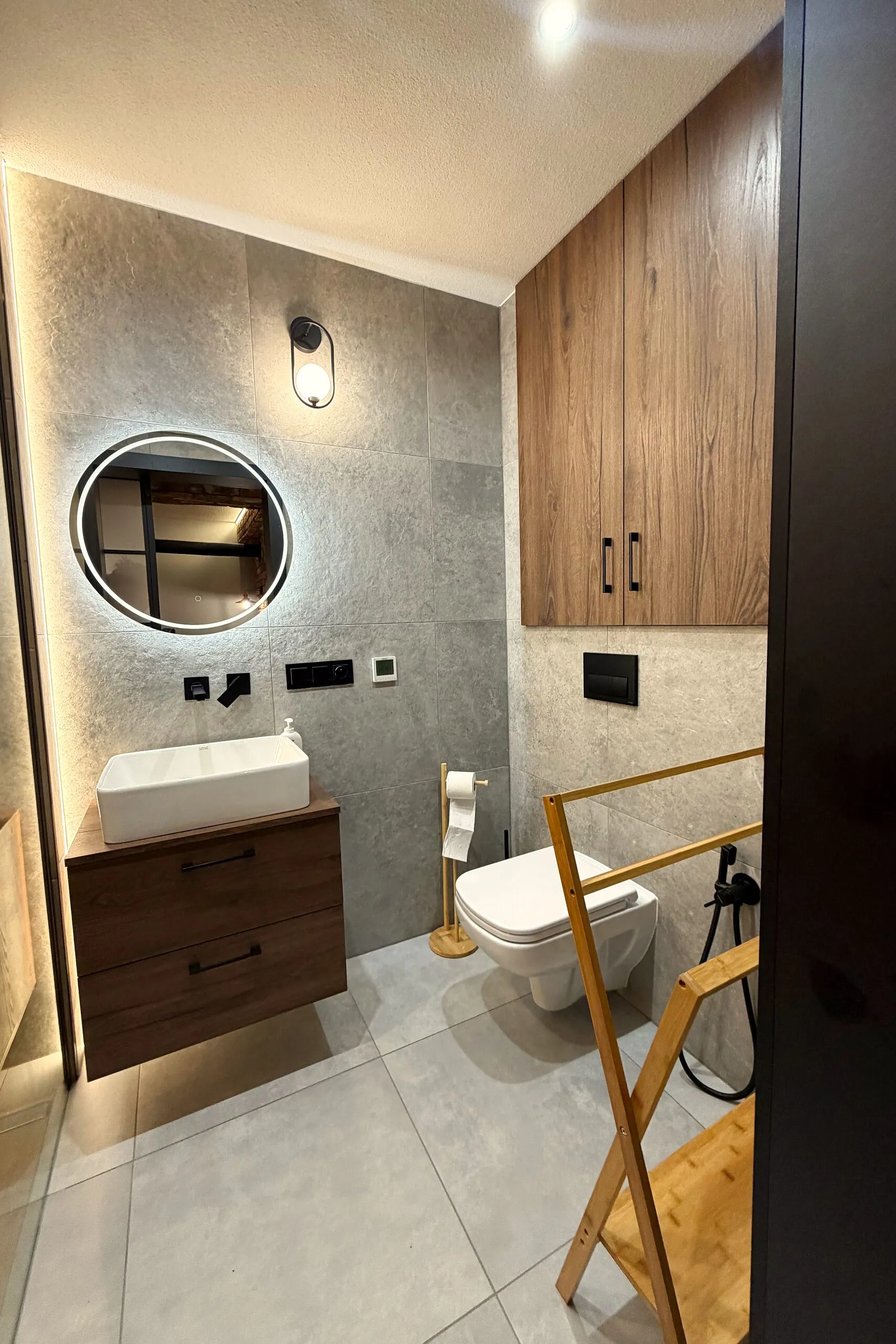 Apartament 3 – łazienka z umywalką i WC