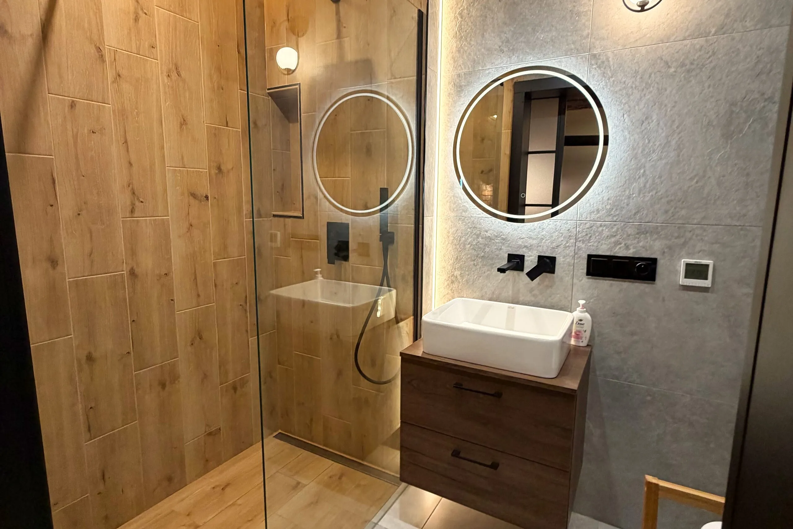 Apartament 3 – łazienka z kabiną prysznicową