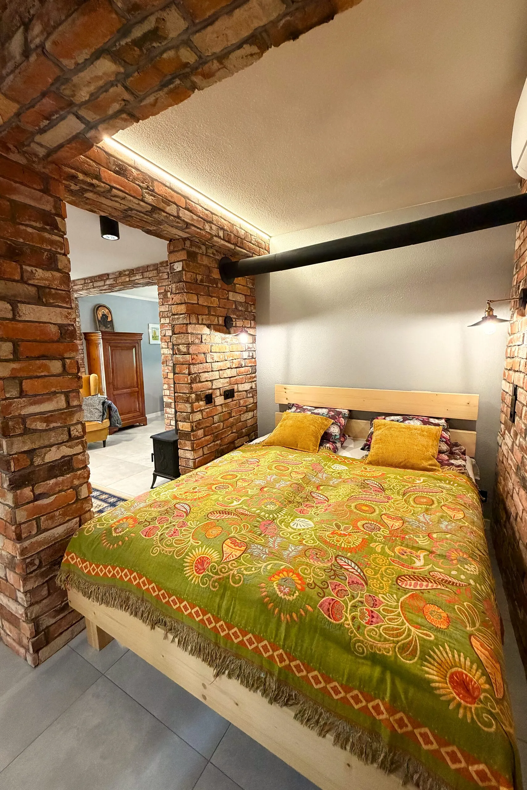 Apartament 3 – łóżko małżeńskie w sypialni