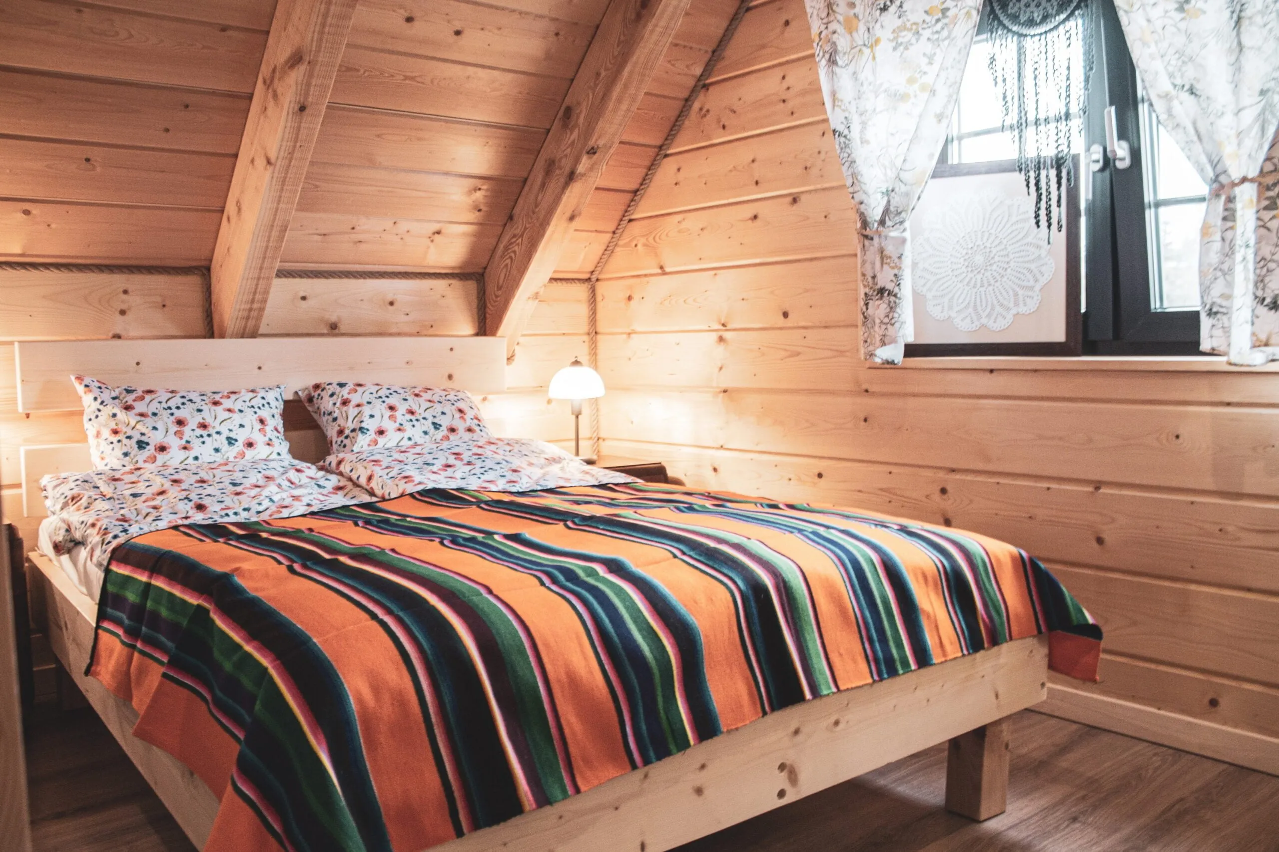 Apartament 1 – sypialnia z łóżkiem małżeńskim