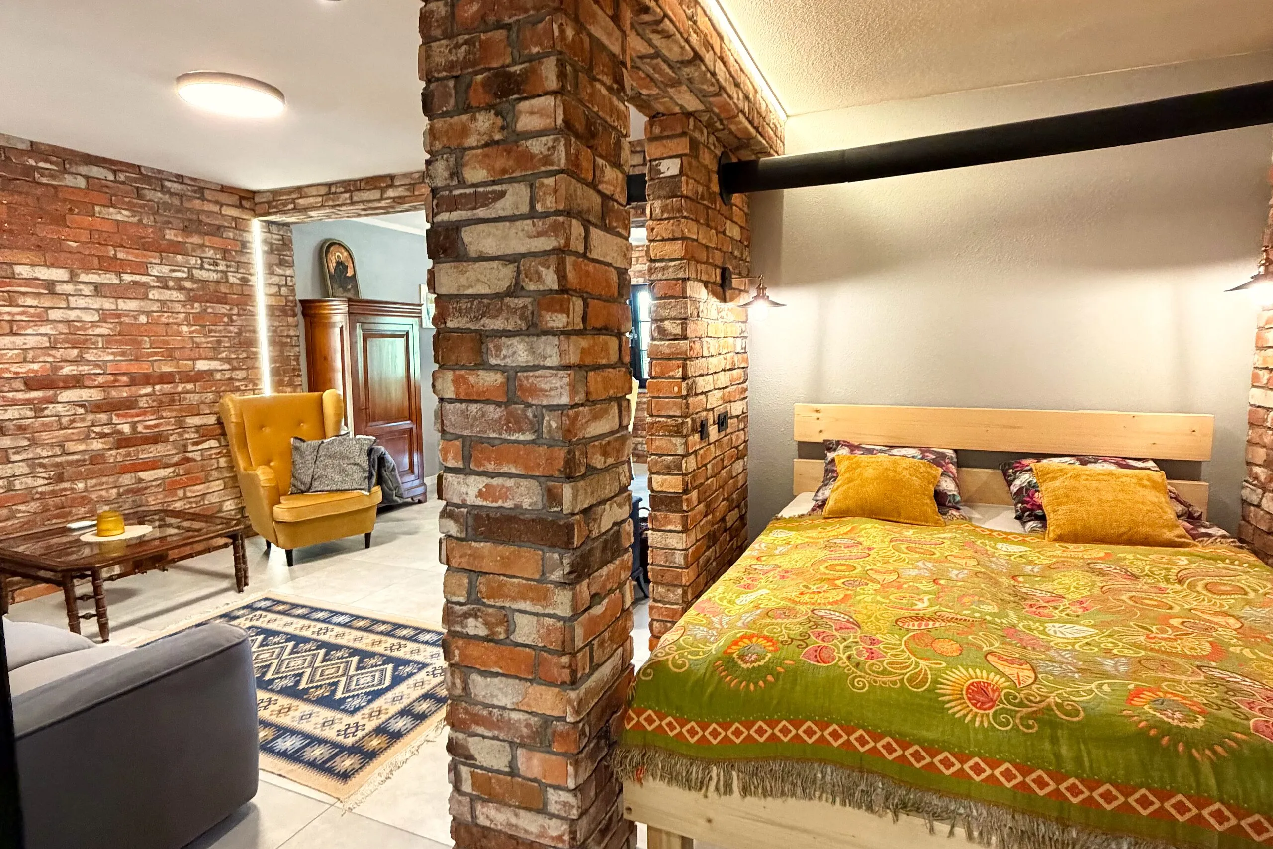 Apartament 3 – sypialnia z łóżkiem małżeńskim